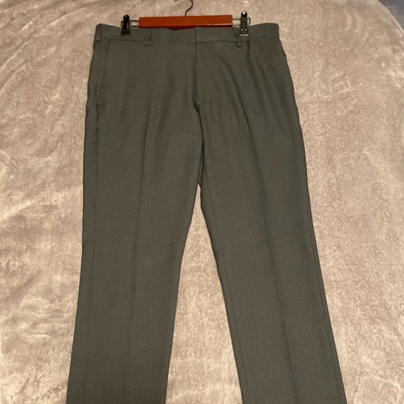 32x32 Grey Van Heusen Dress Pants (Slim fit) - Picture 1 of 1